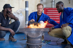 Ameth et Moussa sont deux équipementiers. Ils travaillent à la fabrication d’un torréfacteur d’arachide pour la PME Kadior. Travail en atelier / achat de pièces chez le quincailler / maintenance de l’équipement chez Kadior / test sur la plateforme Biomasse Energie de Biostar.