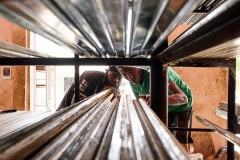 Ameth et Moussa sont deux équipementiers. Ils travaillent à la fabrication d’un torréfacteur d’arachide pour la PME Kadior. Travail en atelier / achat de pièces chez le quincailler / maintenance de l’équipement chez Kadior / test sur la plateforme Biomasse Energie de Biostar.